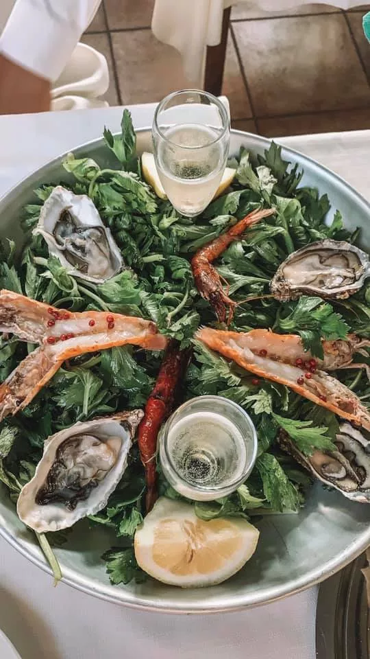 An arrangement of seafood with two glasses of champagne