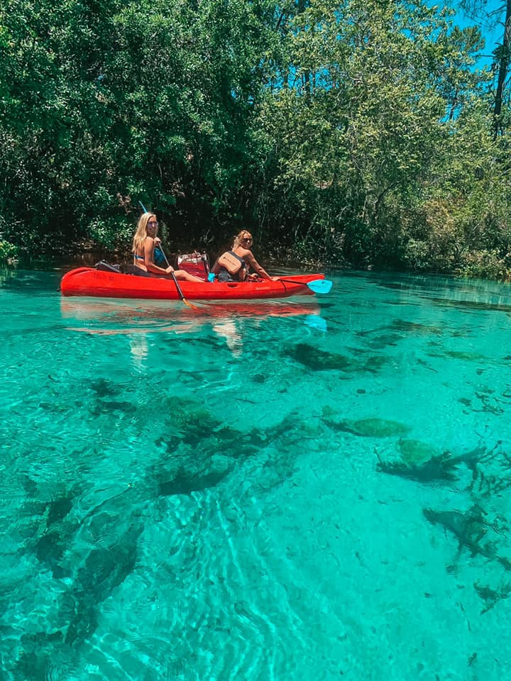 two women kayaking Weeki Wachee Springs