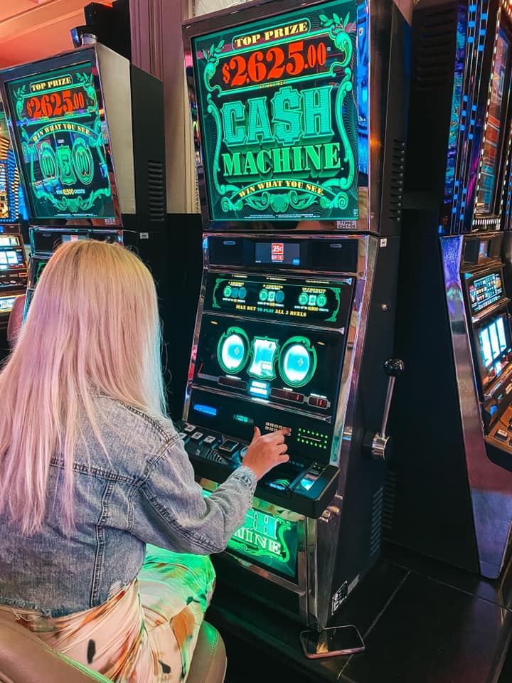 Trying my luck on the Cash Machine slot in Vegas using freeplay to save money