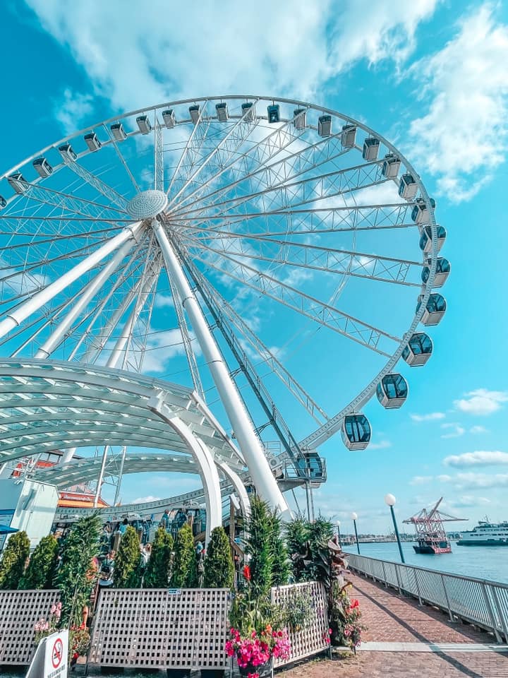 Seattle Great Wheel on a sunny day