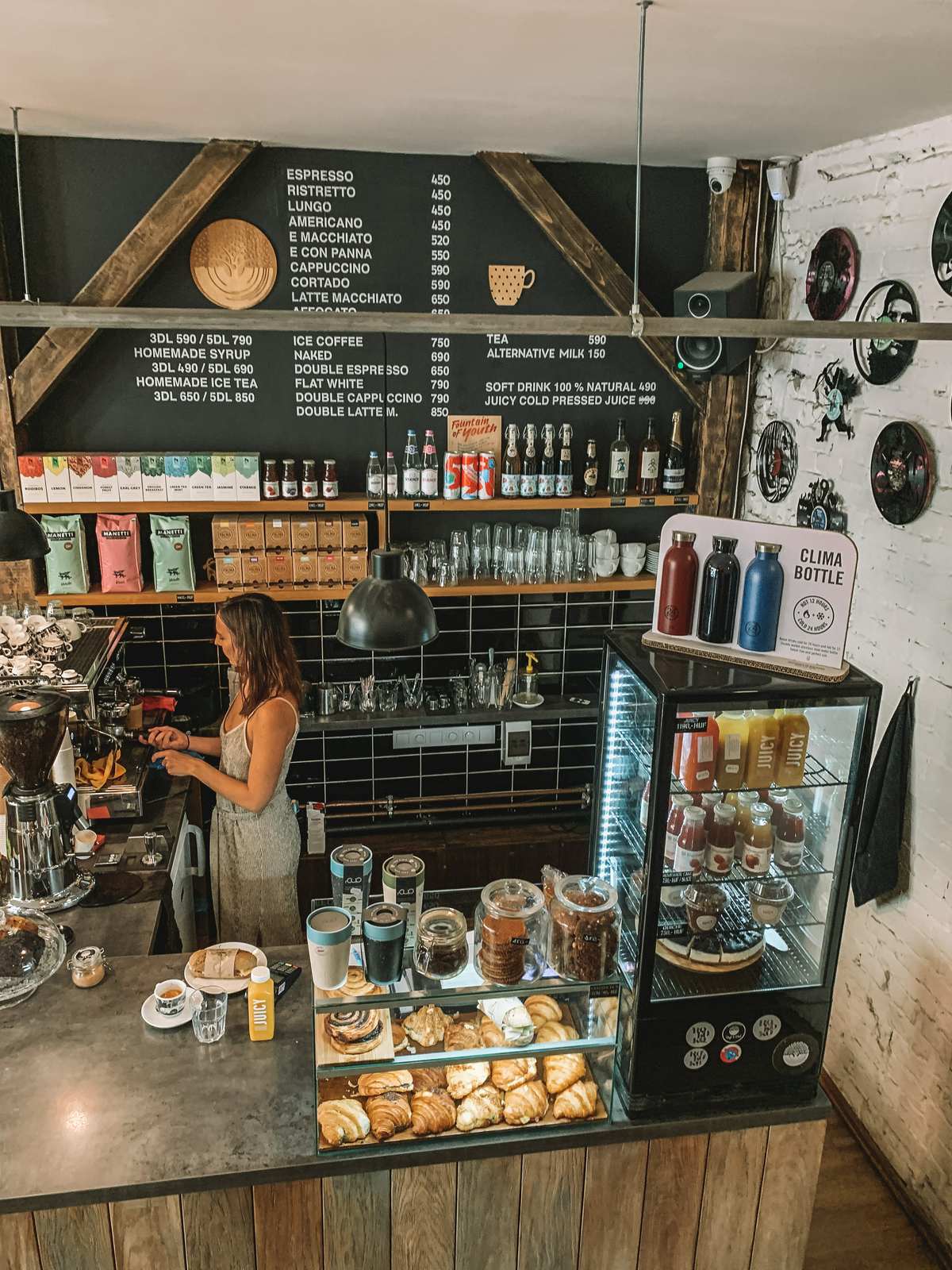 Vinyl and Wood coffee shop in Budapest