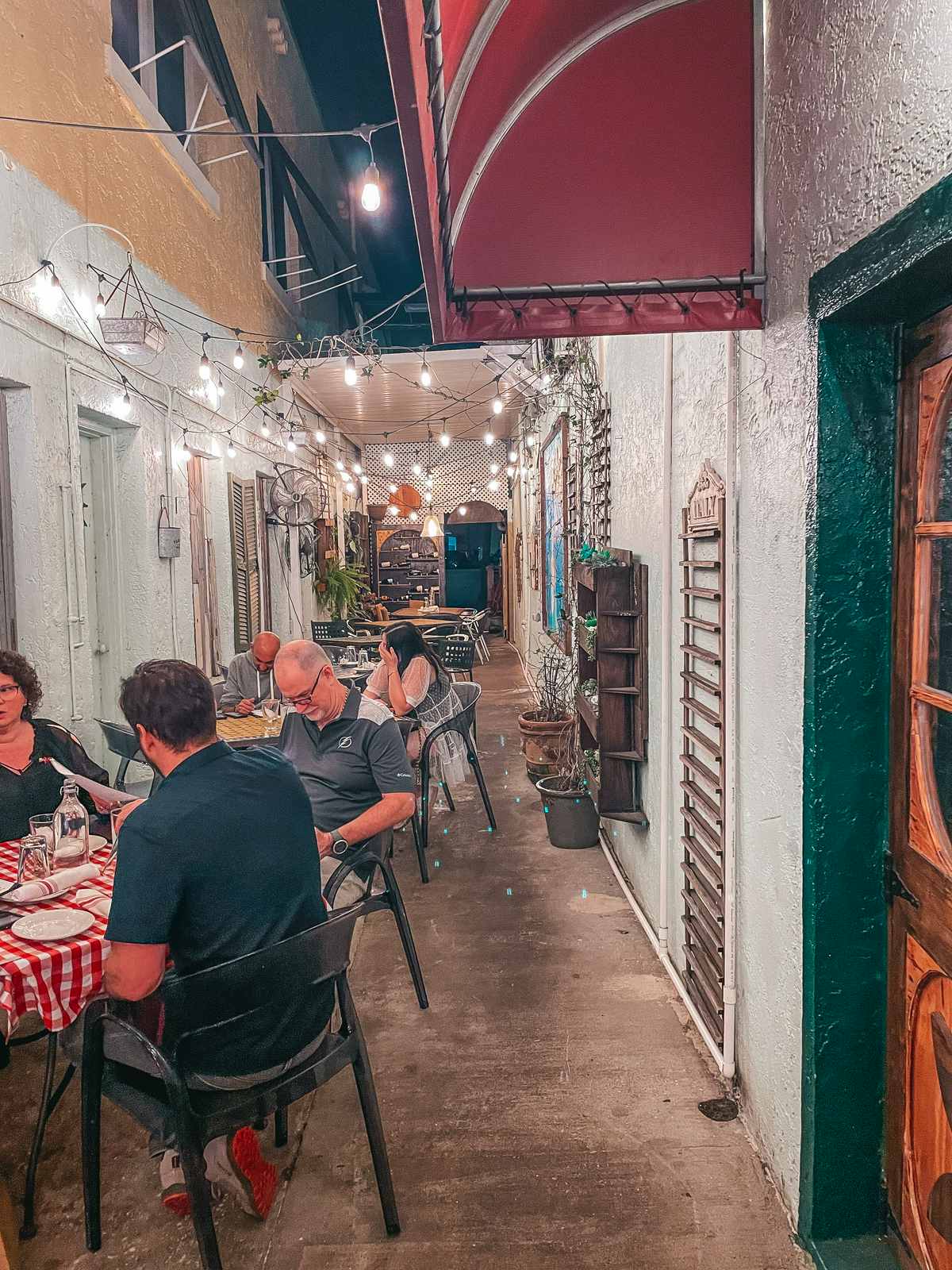 Alley dining at Oggi Italian restaurant in Tampa