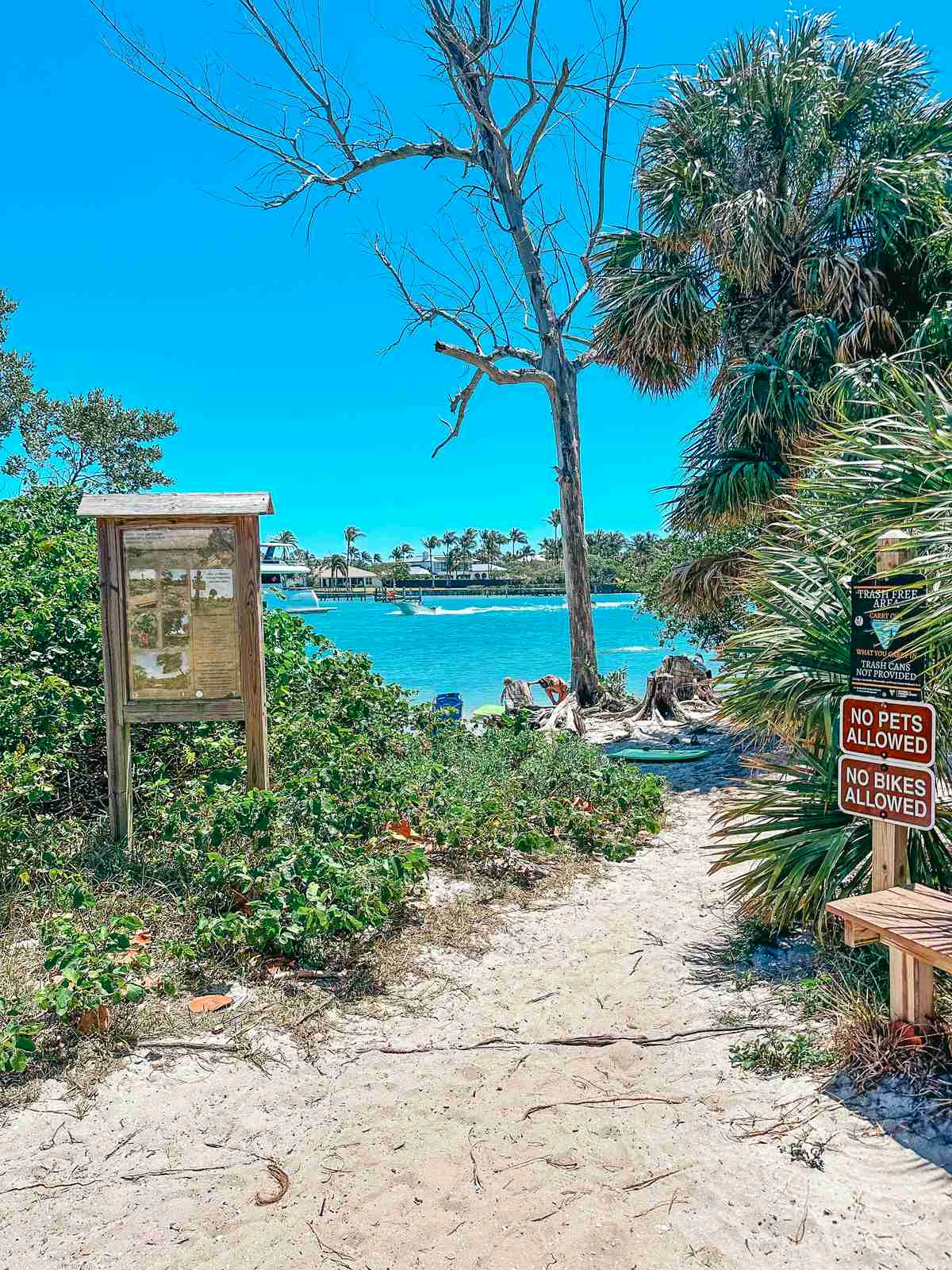 Trail entrance near Catos Bridge in Jupiter