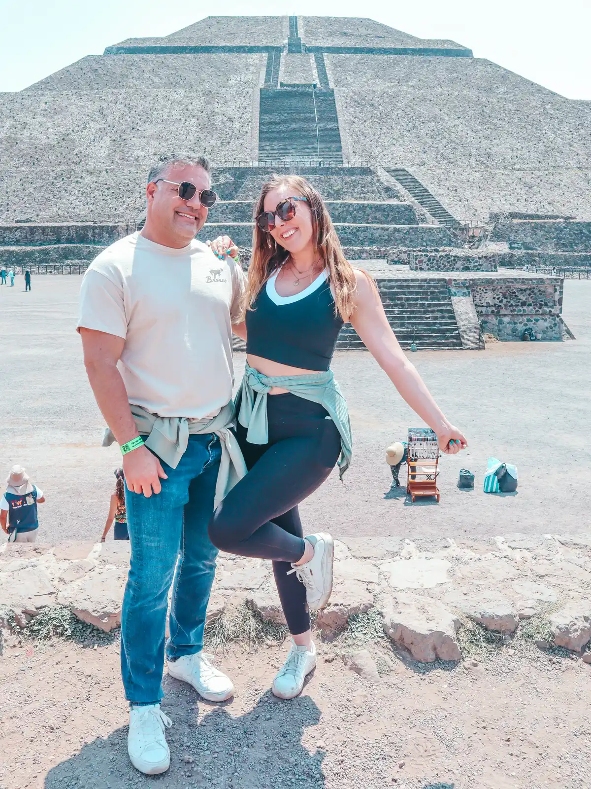 Couple posing in front of the Teotihuacan pyramids