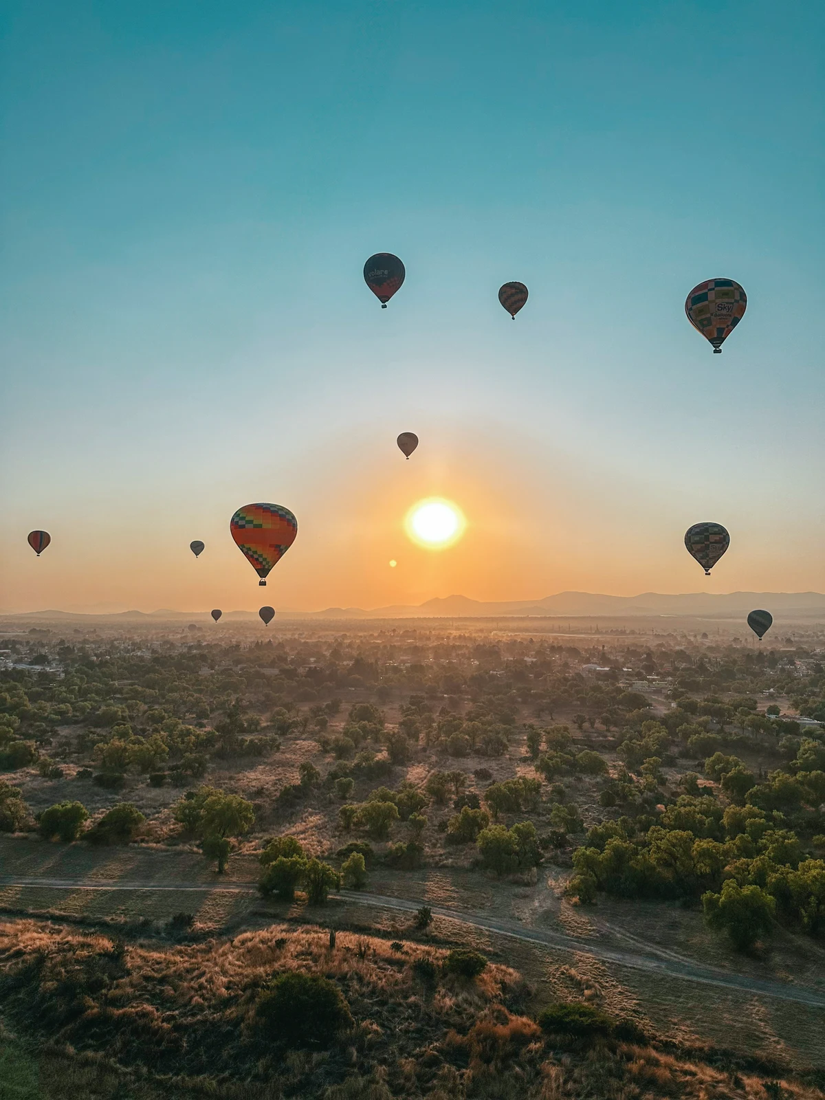 Watching the hot air balloons at sunrise near Mexico City