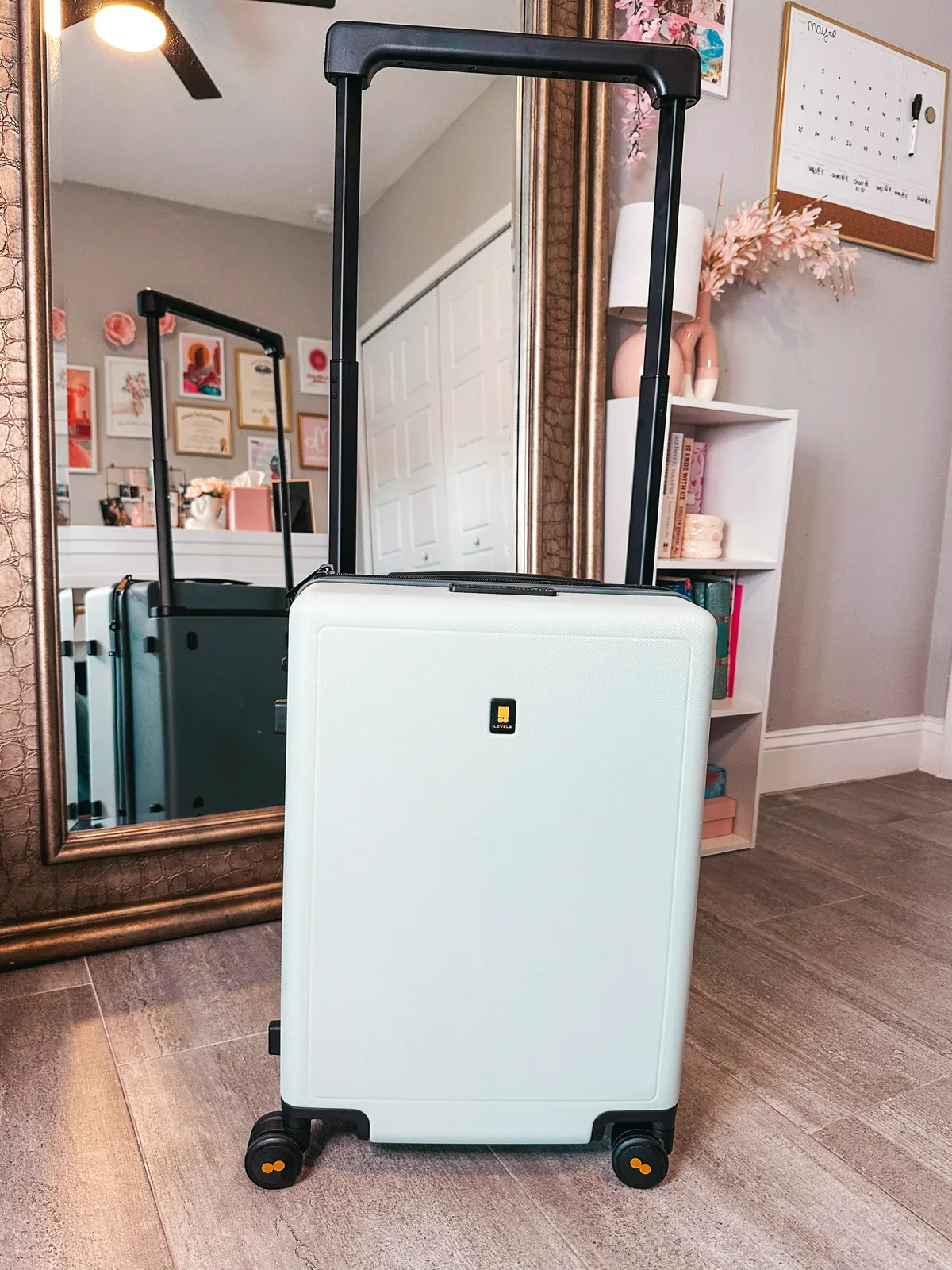 Level 8 Voyageur 20” luggage from the front