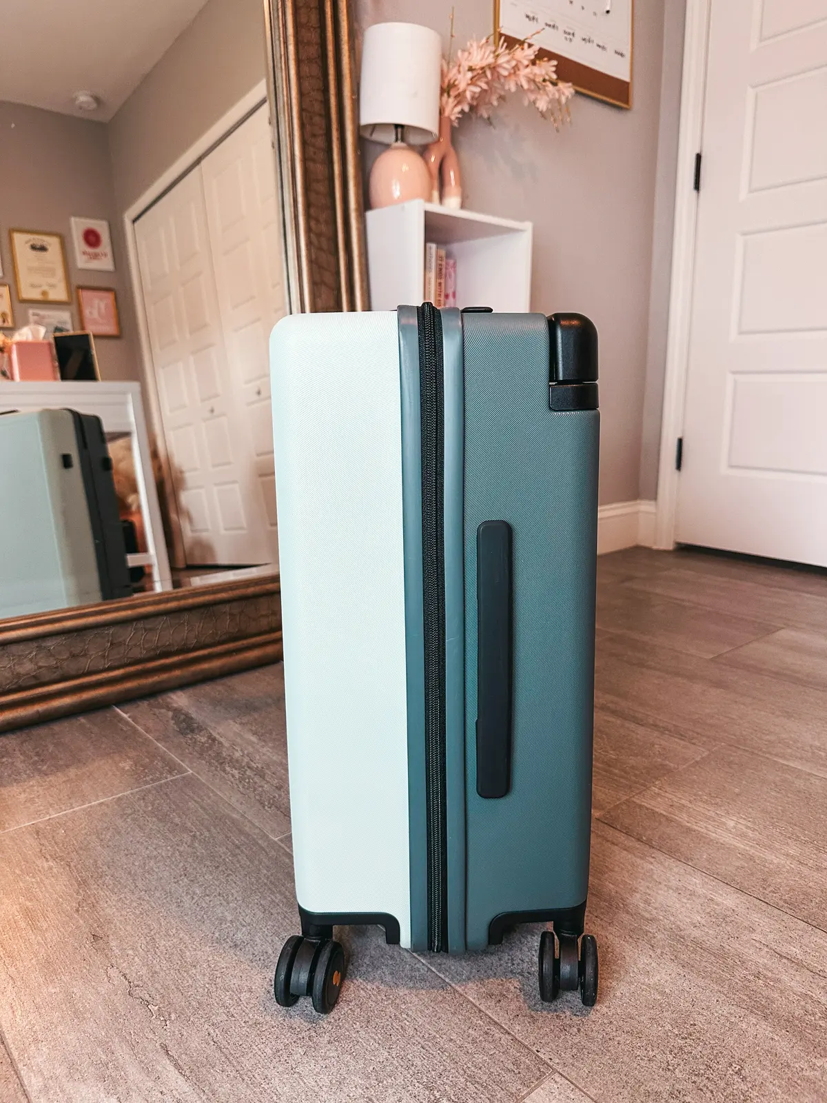 Level 8 Voyageur 20” luggage from the side